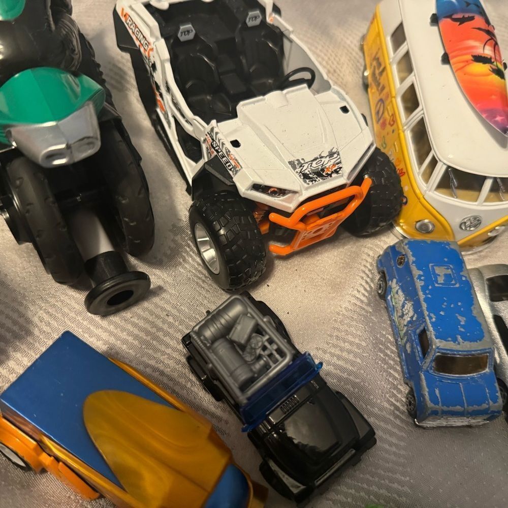 Cars Cars & More Cars! Racers, model cars, jeep, transformer, spins & more! (20) - Picture 7 of 16